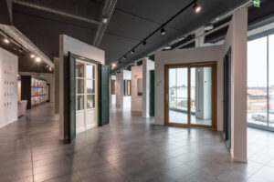 Interno di un showroom moderno